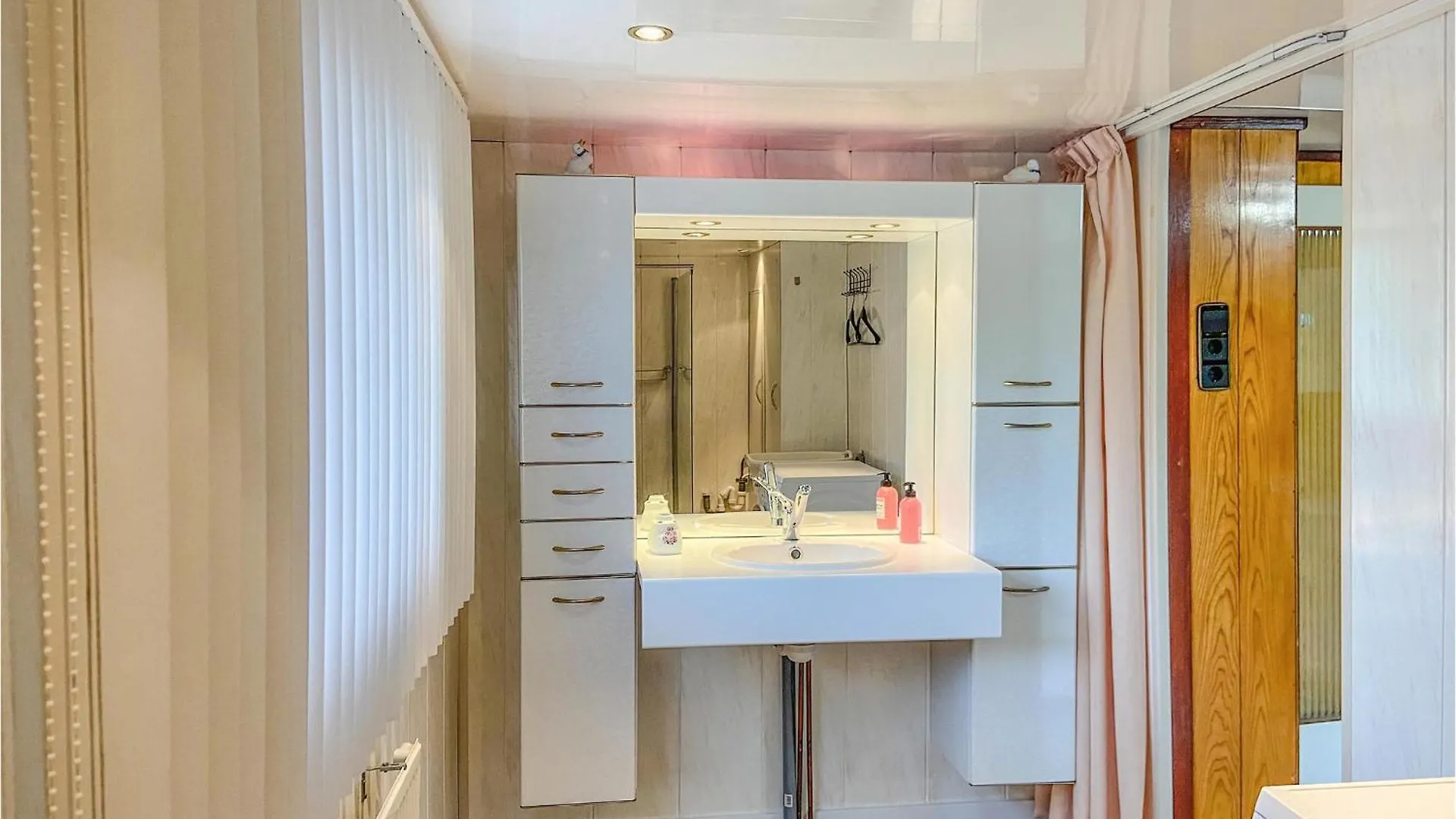 Beautiful Ship-Boat In Rotterdam With Wifi And 2 Bedrooms Botel